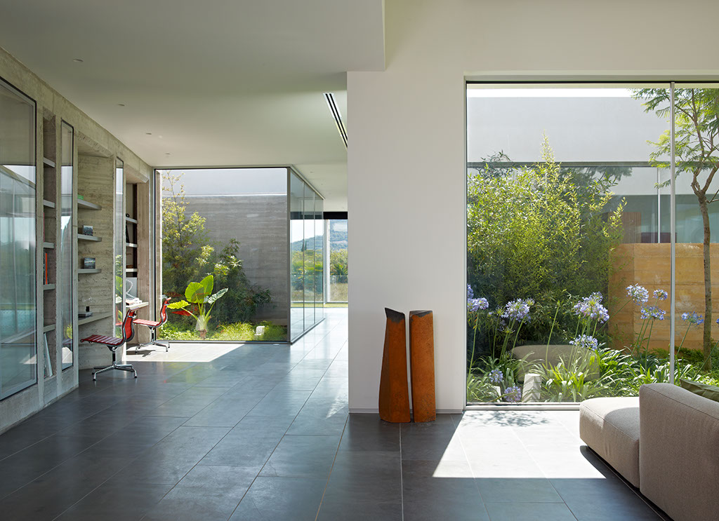 14-sunny-modern-living-room
